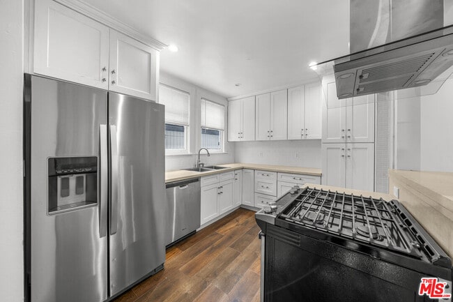 Building Photo - 369 S Virgil Ave