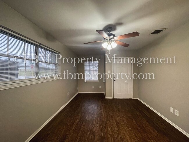 Building Photo - 1509 S Hall St