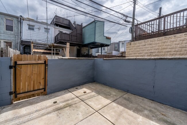 Building Photo - 5 N Linwood Ave