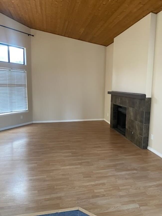 Building Photo - Beautiful 2 Bed 2 Bath condo in Pomona