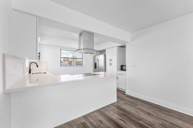 Building Photo - 500 NE 48th St