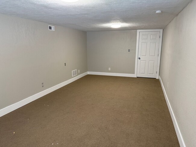 Building Photo - Beautifully remodeled home