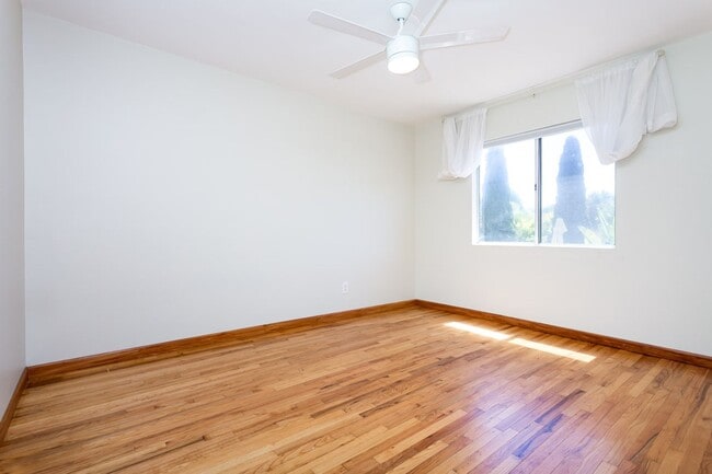 Building Photo - Traditional Home with Large Backyard!