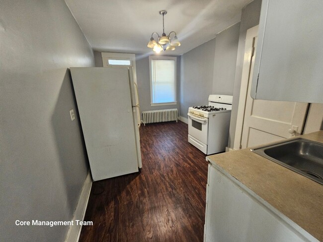 Building Photo - Spacious 3 bedroom 1 bath apartment for re...