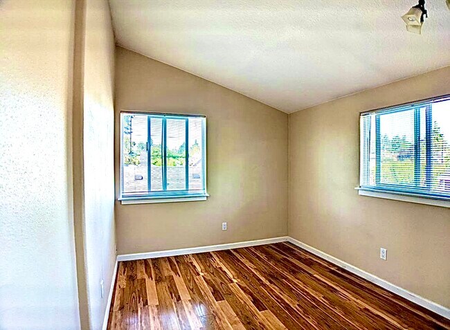 Building Photo - 8010 SE Henry St