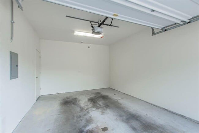 Building Photo - 604 N Bluff Dr