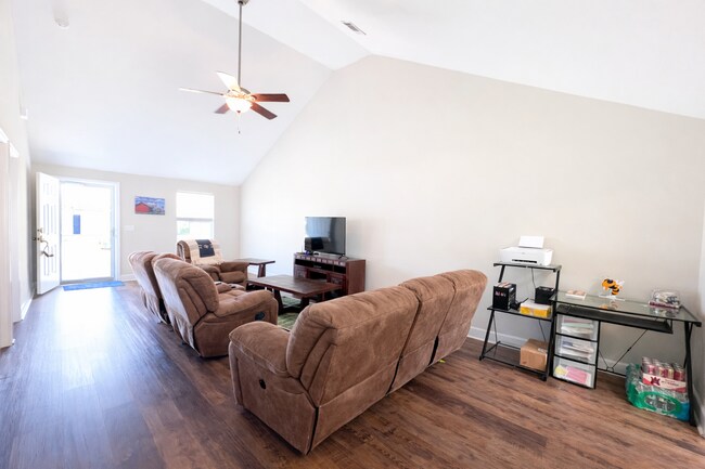 Building Photo - Fantastic 2 bedroom 2 bath townhome