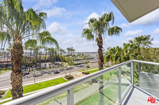 Building Photo - 13600 Marina Pointe Dr