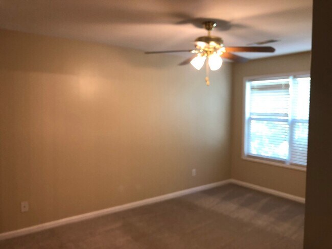 Building Photo - Newly remodeled Townhouse in Douglas Count...