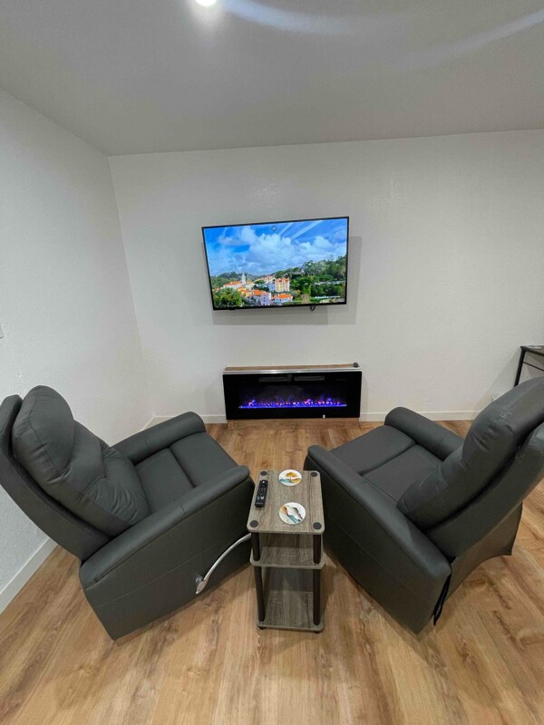 Building Photo - 600 E 8th St