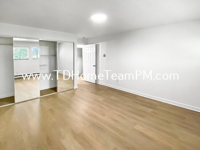 Building Photo - "Chic 2-Bed Condo with Scenic Views & Gran...