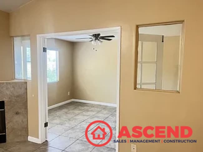 Building Photo - Lovely 3 Bedroom Home Off Stockdale Hwy!