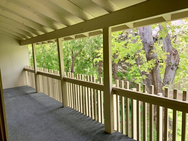 Building Photo - Beautiful 2 Bedroom Two Mile Creek Condo ; Remodeled and Updated right next to Rayback
