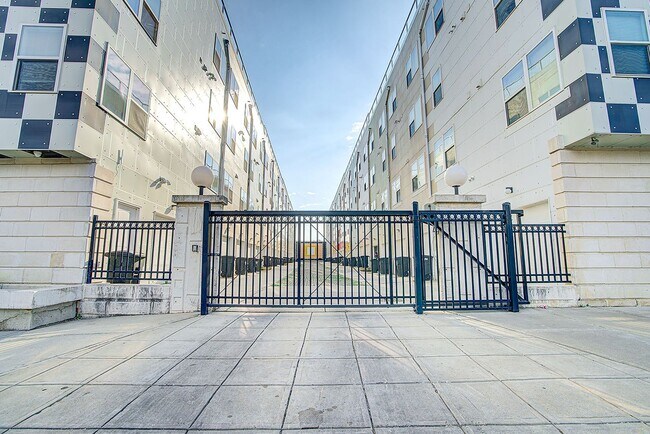 Building Photo - NY Style Townhome 3br/2ba in Gated Community with Garage Parking