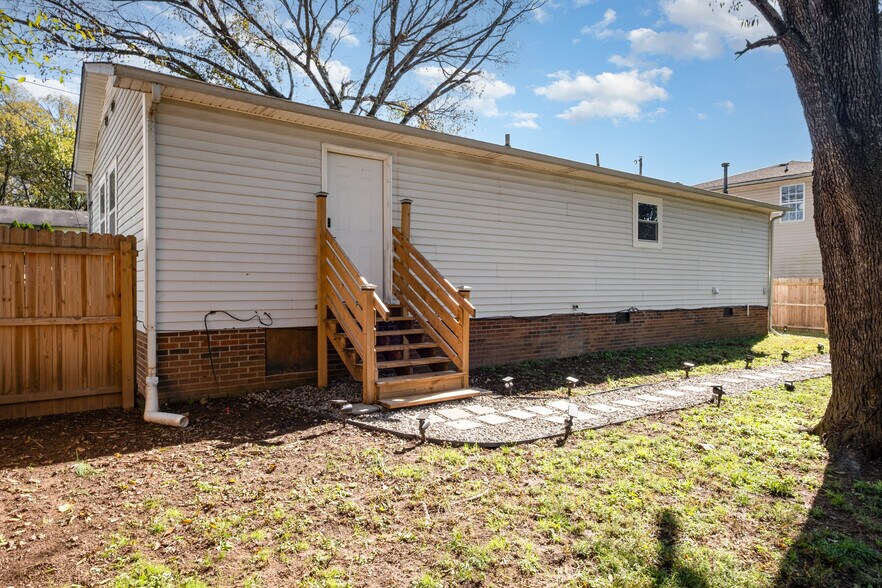 Building Photo - 209 Nowlin Dr