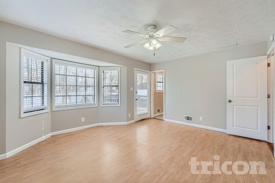 Building Photo - 438 Russell Rd