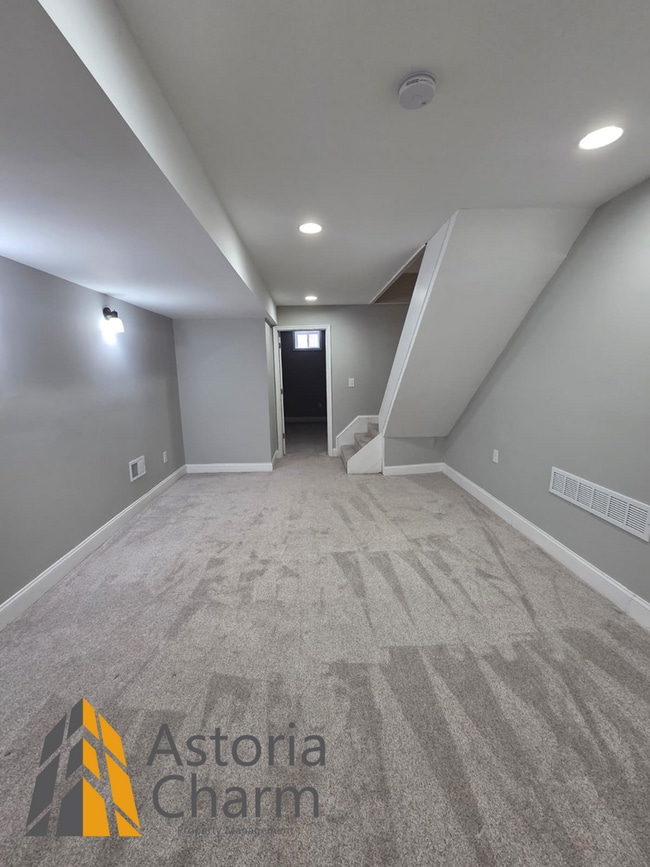 Building Photo - 4 Bedroom Rowhome with Loft Style Primary Suite and Finished Basement