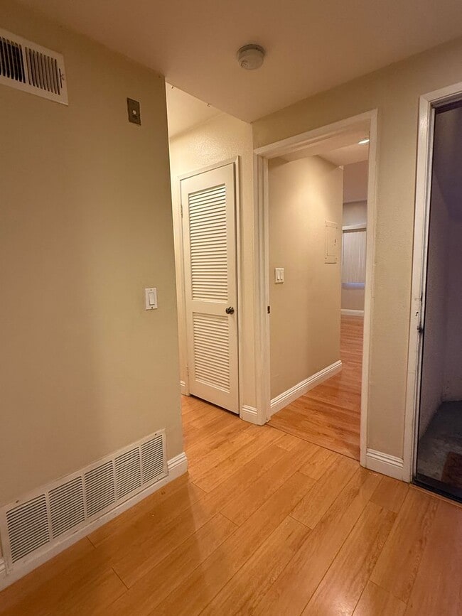 Building Photo - 1 Bed / 1 Bath Gem