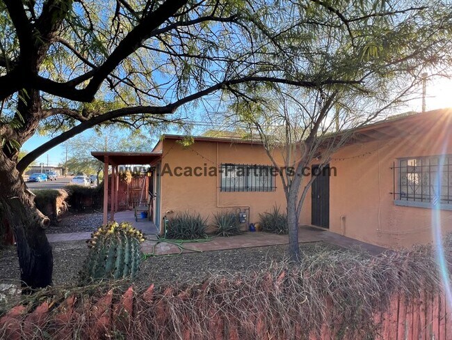 Building Photo - Quaint Two Bedroom
