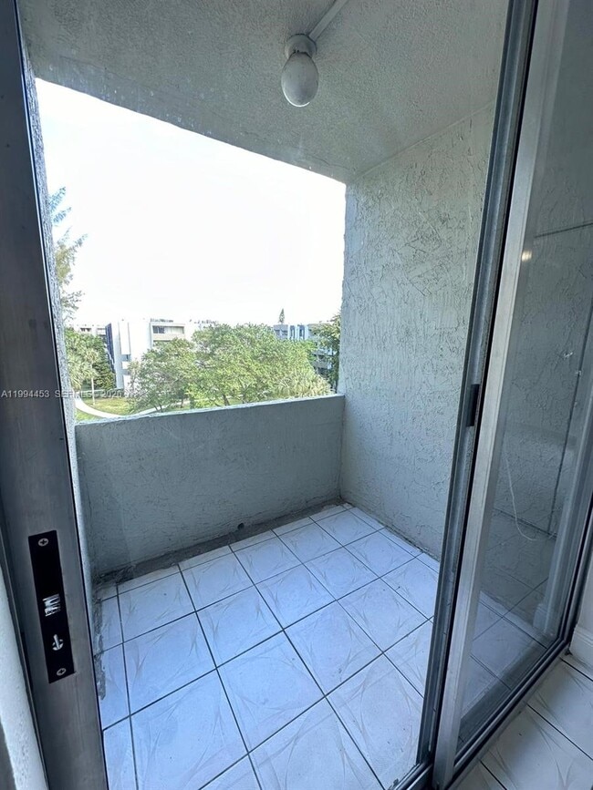 Building Photo - 10000 NW 80th Ct