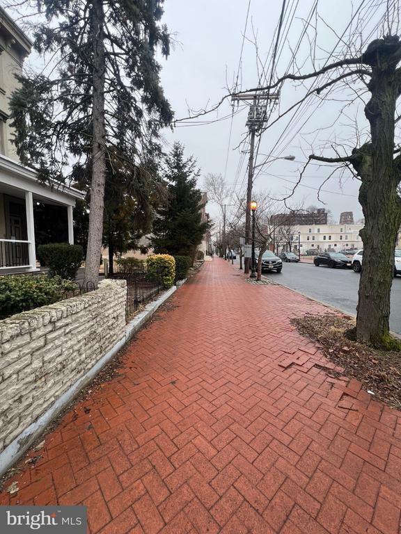 Building Photo - 330 N 2nd St