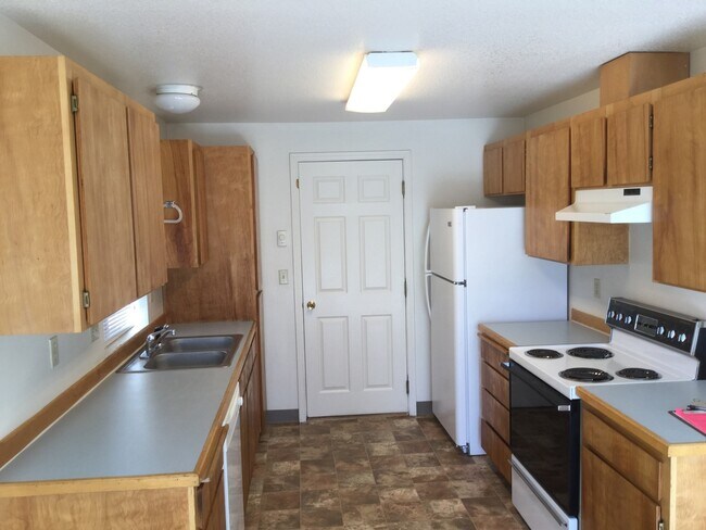 Building Photo - Quiet Eastside 3 Bdrm House, 2 Bath, All appliances in Kitchen, Attached Garage, Fenced Yard