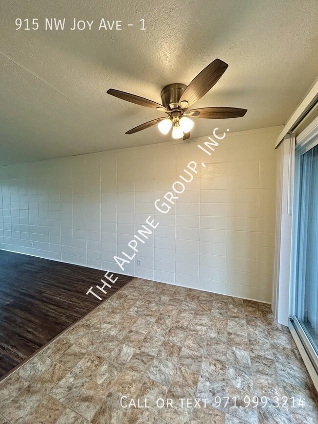 Building Photo - Single Level, 2 Bedroom by Cornell/NW Murr...