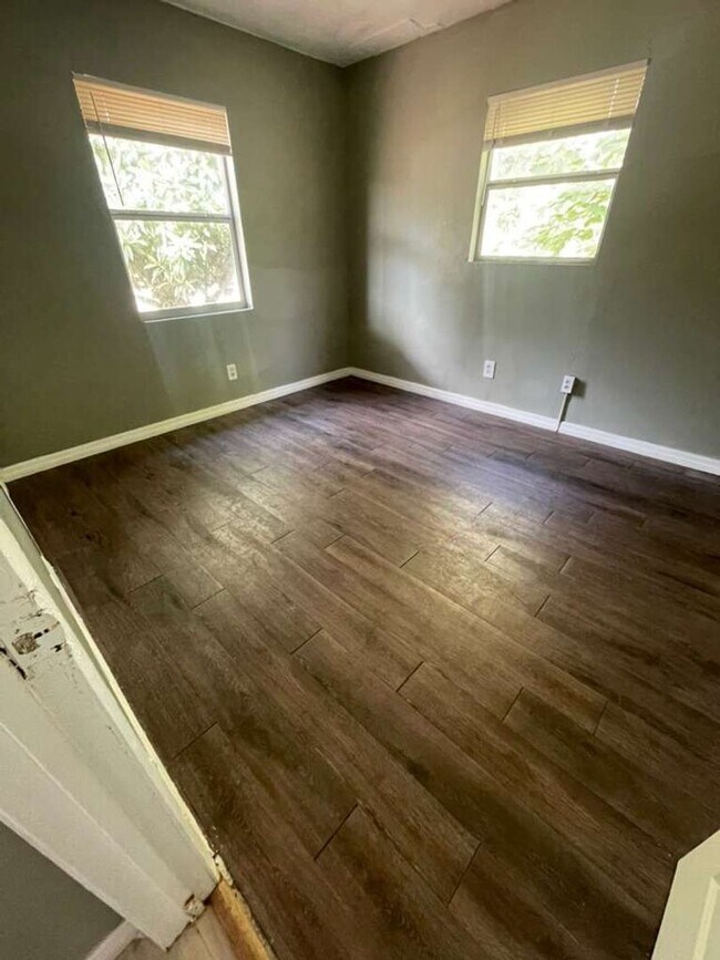 Building Photo - 3/1 Cute cozy single-family home! Apply for FREE This Holiday Season!