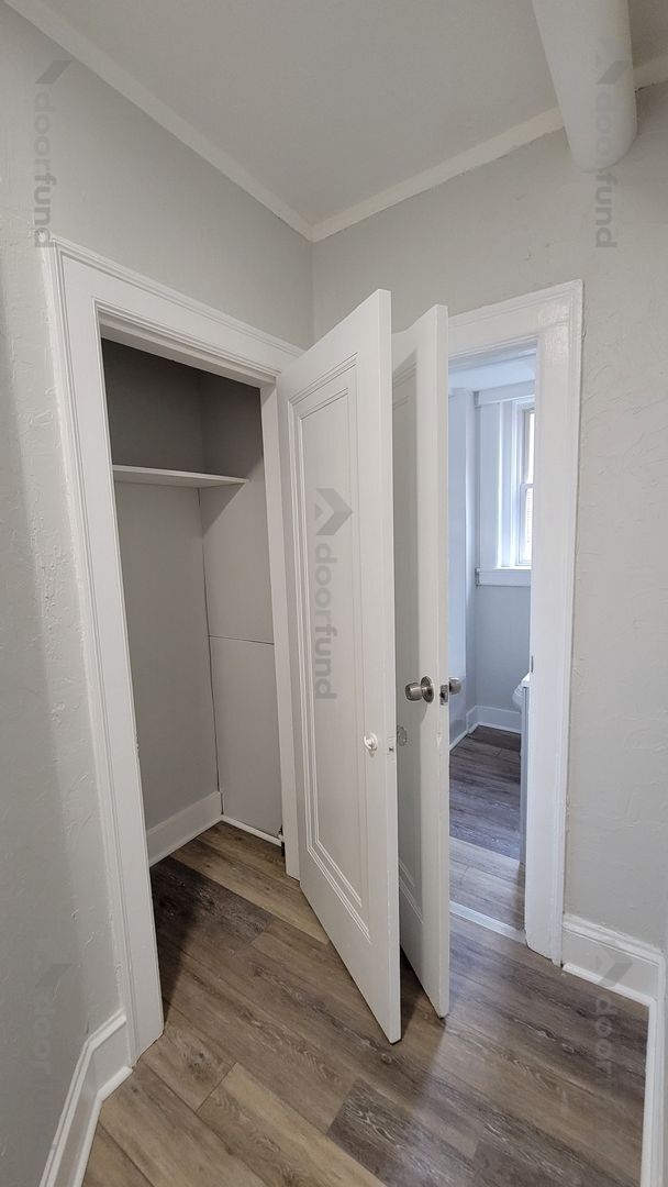 Building Photo - 1008 Main St