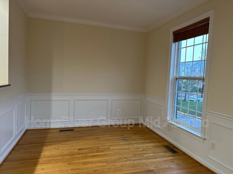 Building Photo - 5530 Sacramento Mews Pl