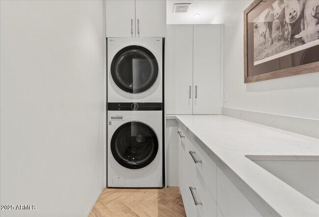 Building Photo - 4843 N 72nd Way