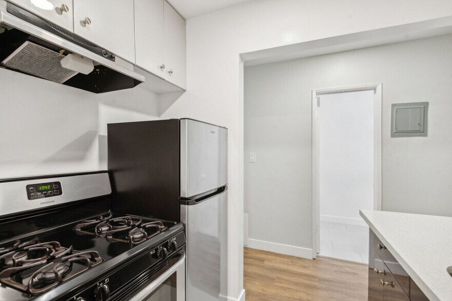 Interior Photo - 1944 Whitley Ave.