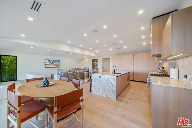 Building Photo - 8800 Hollywood Blvd