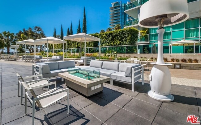 Building Photo - 13600 Marina Pointe Dr