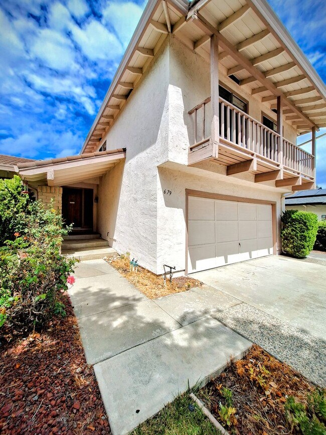 Building Photo - Spacious 4bd Tri-Level Home w/Central Heat...