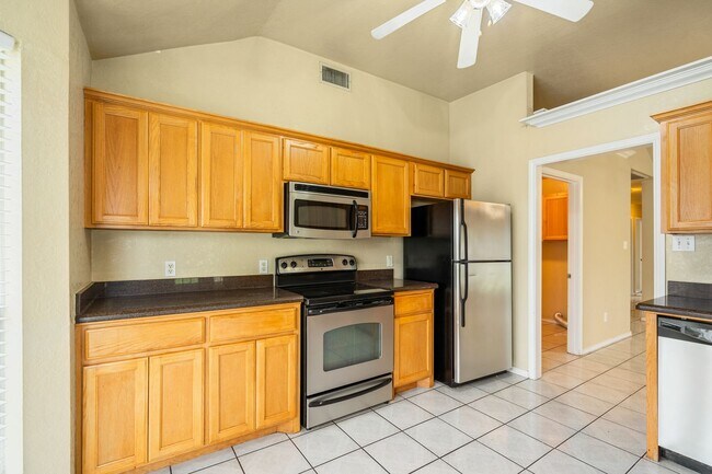 Building Photo - Spacious 3 Bedroom, 2 Bath Home on Quiet Dead-End Street
