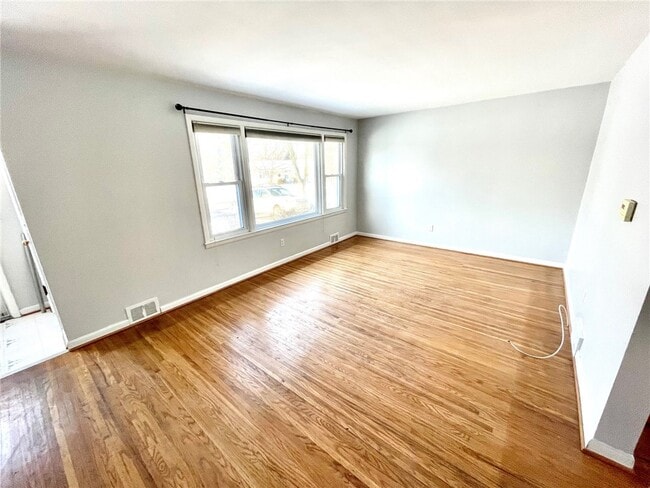 Building Photo - 129 Roselawn Crescent