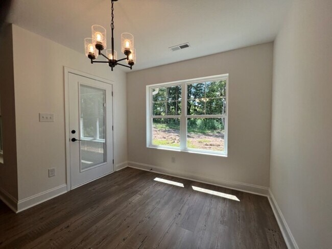 Building Photo - MOVE IN READY