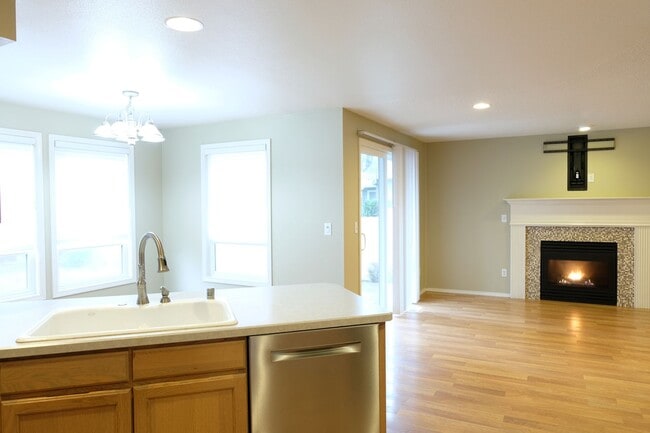 Building Photo - !!!HALF MONTH RENT FREE!!!? Beautifully Updated Home in a Peaceful, Highly Desirable Fisher’s Lan...