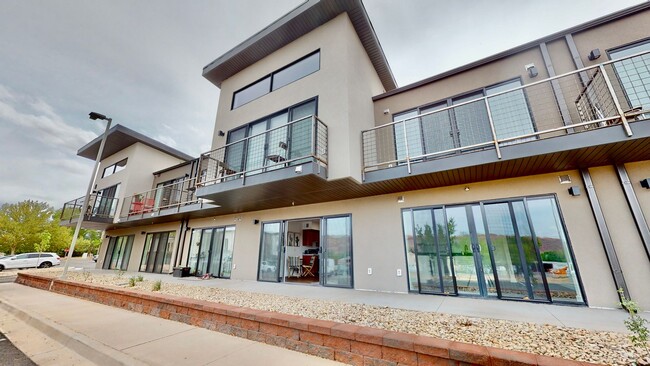 Building Photo - New Furnished Apartment