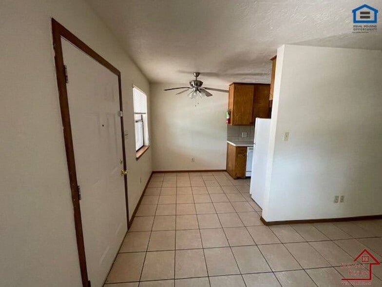 Building Photo - 1912 SW D Ave