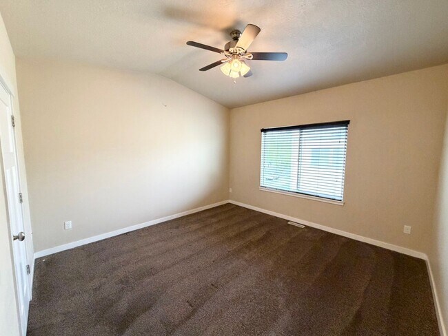 Building Photo - 3 Bed/2 Bathroom house in South Jordan