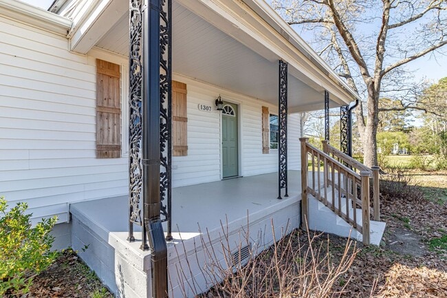 Building Photo - Cute 3 Bed/2 Bath Farmhouse!