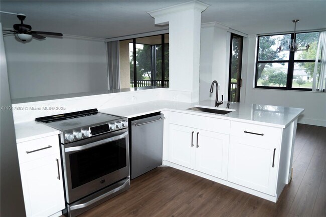 Building Photo - 105 Lake Emerald Dr