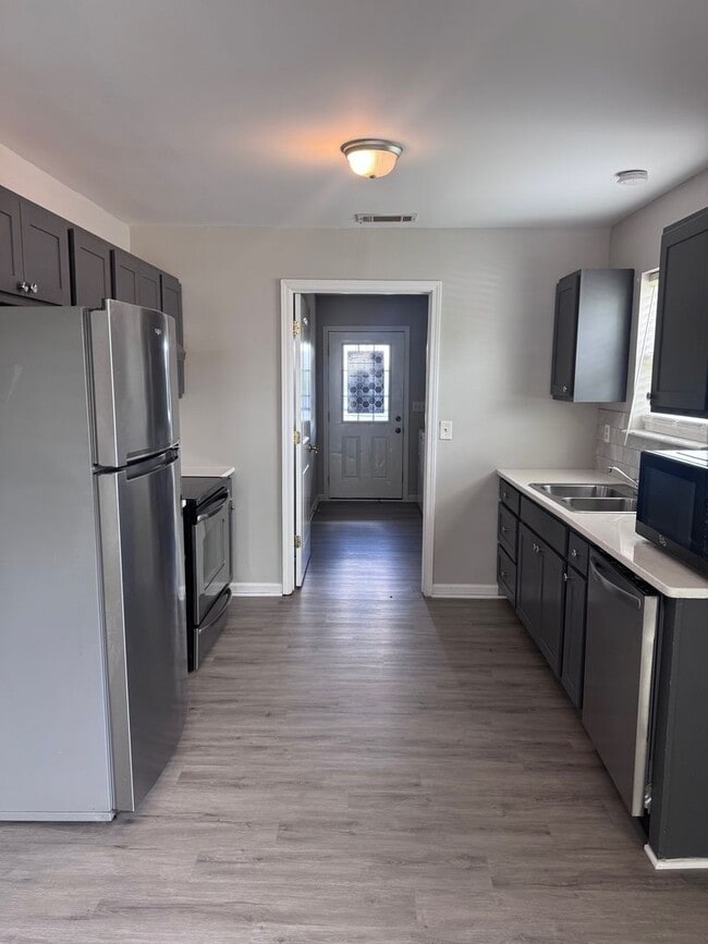 Building Photo - AVAILABLE NOW!!