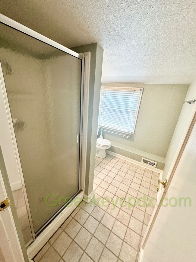 Building Photo - Huge 4 Bedroom 2 Bath House across from Ro...