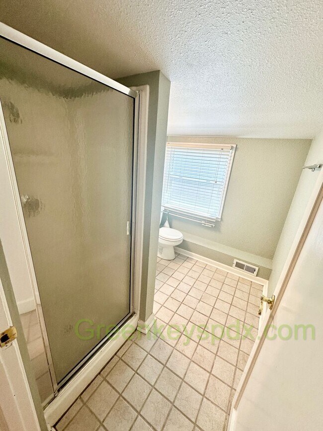 Building Photo - Huge 4 Bedroom 2 Bath House across from Rose City Golf Course