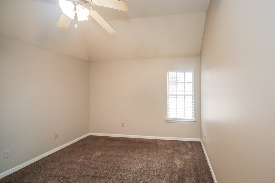 Building Photo - 4230 Ravenwood Dr N