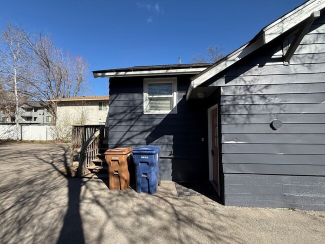 Building Photo - Newly Renovated 3 Bed, 1 Bath House w/ Bonus Room!