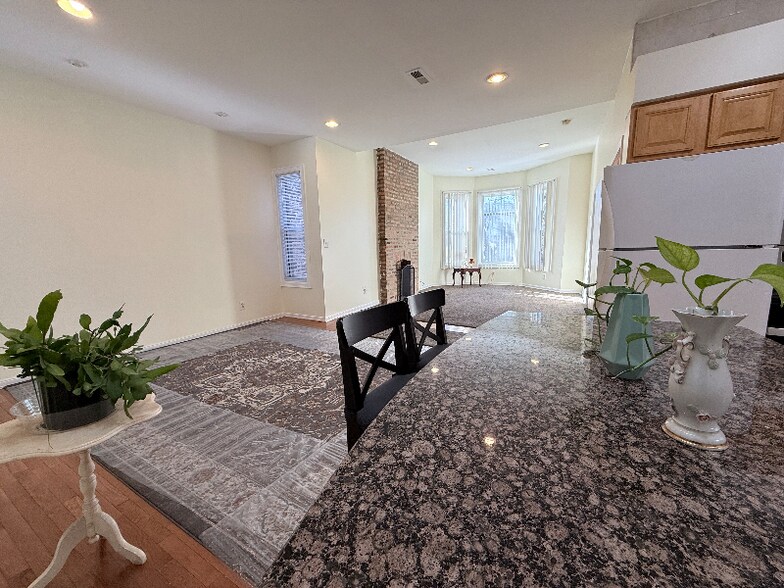 Building Photo - 3643 S Hamilton Ave